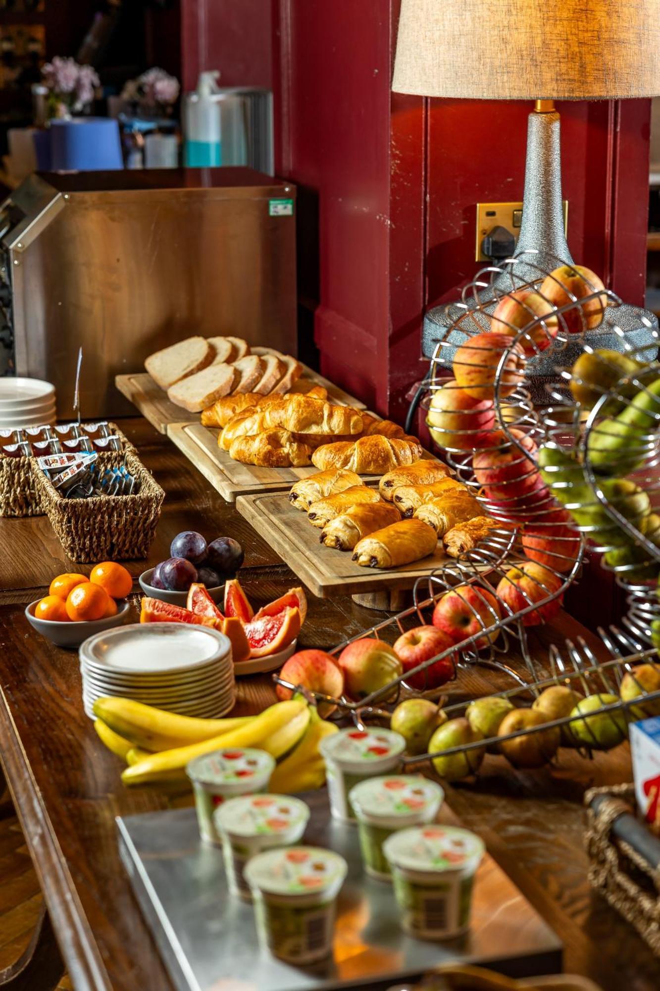 Salisbury Arms Hotel Hertford Bagian luar foto